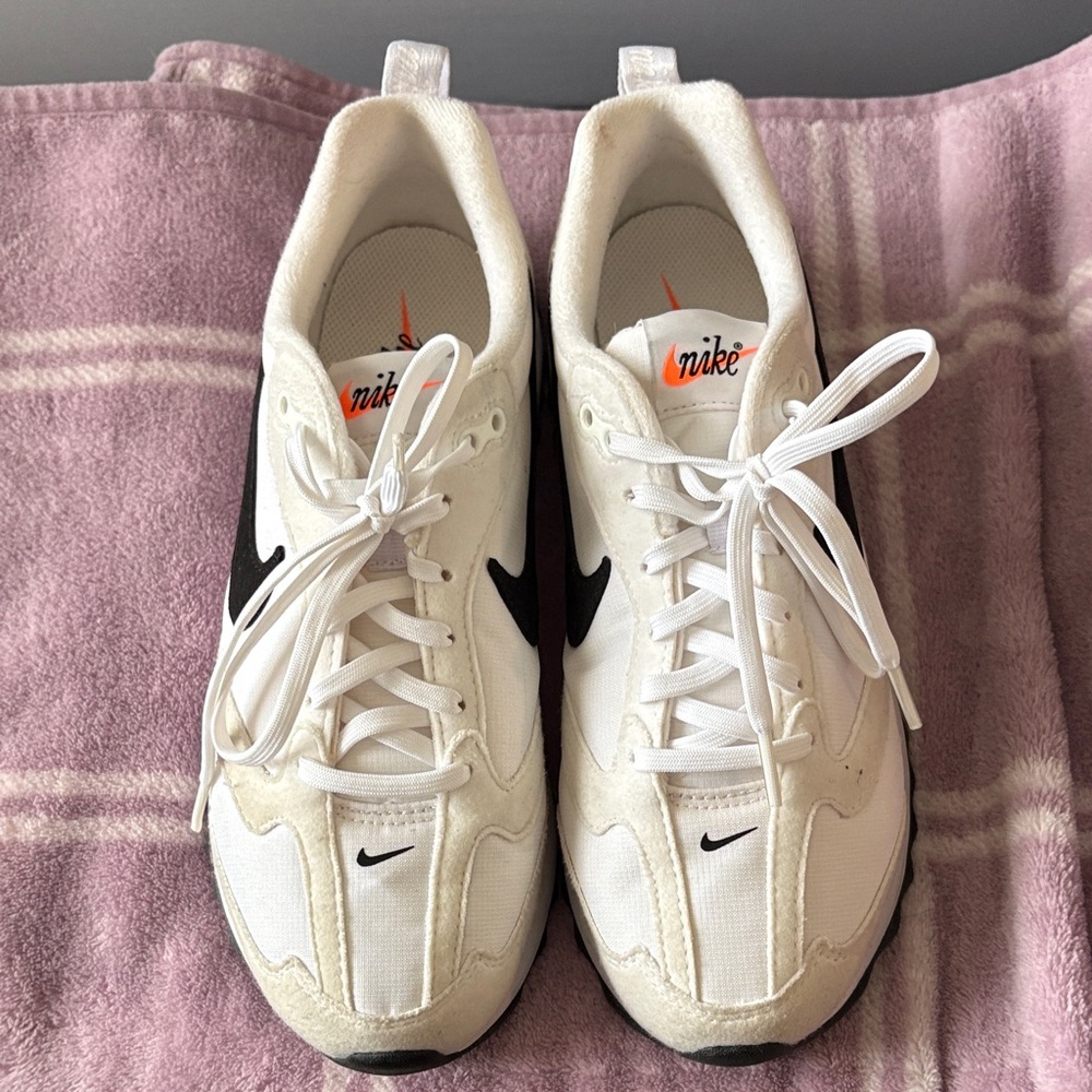 Nike White and Black Air Max Dawn sneakers size 8 - Picture 3 of 11